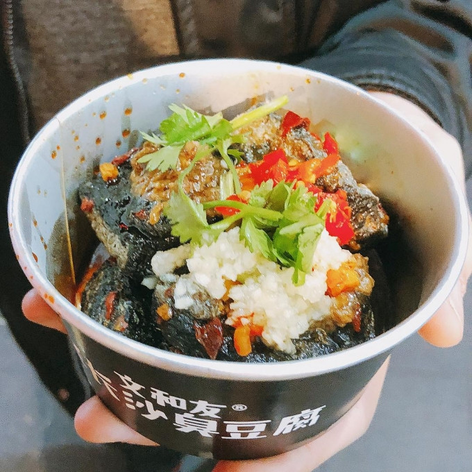 Thời gian ngâm lên đến nửa tháng. Khi vớt bìa đậu ra ta có thể cảm nhận được mùi "thum thủm" đặc trưng. Người ra chiên đậu bằng dầu cây trà, đun nhỏ lửa đồng thời cho thêm dầu mè và sốt ớt để dậy vị và tạo ra mùi vị đặc trưng.