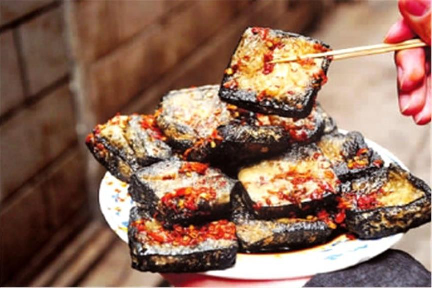 Đậu phụ thối Hỏa cung điện trở thành đặc sản của Hồ Nam thu hút rất nhiều khách du lịch đến nơi đây. Chính mùi thum thủm đặc trưng hòa quyện với vị thơm ngon đậm đà tạo thành một món ăn hấp dẫn đến khó tả. Cũng từ đó, tiếng vang của đậu phụ thối hỏa cung điện không chỉ còn ở riêng vùng Hồ Nam mà lan ra khắp cả nước, tạo nên thương hiệu riêng. Ảnh: Internet. Mời độc giả theo dõi video "Chế biến món ngon từ nấm đông cô". Nguồn: VTC.