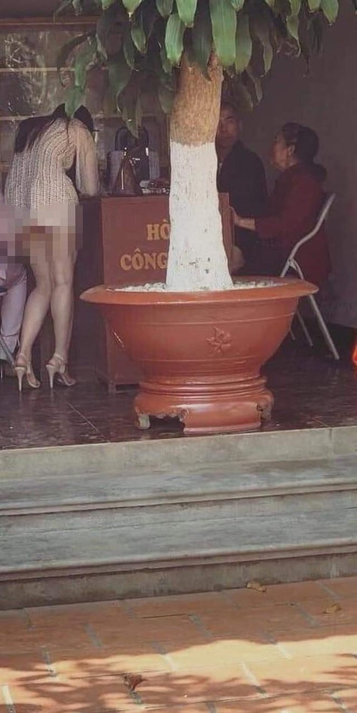 Cô gái này cũng diện trang phục quá ngắn, gây nhức mắt mỗi khi cúi xuống. Ảnh: Gia đình &amp; Xã hội.