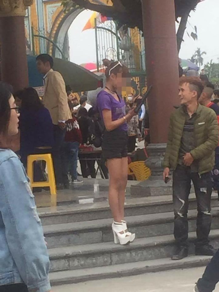 Thiếu nữ đi chùa với quần short khoe chân dài phản cảm. Ảnh: Thế giới trẻ.
