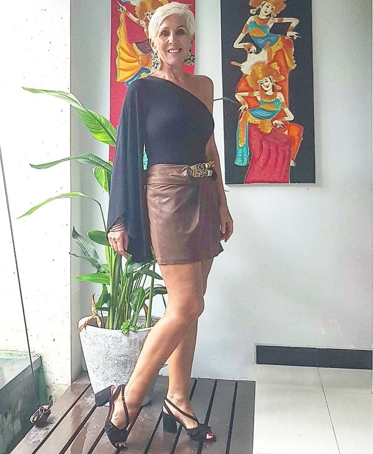 Sheila khẳng định bản thân sẽ không thể nào chịu được nếu không luyện tập thể dục thể thao, thậm chí ngay cả khi đi du lịch, người phụ nữ này cũng tranh thủ đi bộ, chạy bộ. Bà còn tự làm tạ bằng cách đổ đầy cát hoặc nước vào 1 cái chai và tập luyện với nó.