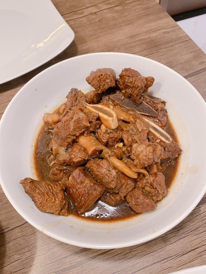 Thực đơn chăm vợ bầu của nam nhạc sĩ khá đa dạng, liên tục đổi món như sườn rim, cá, gà, trứng, thịt bò...