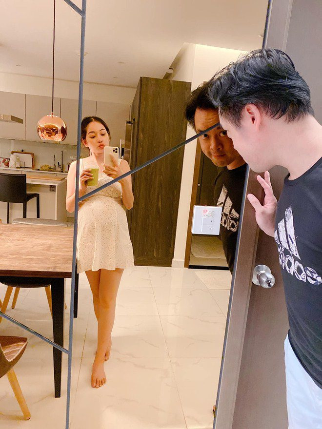 Ai cũng phải công nhận Dương Khắc Linh "đảm đang và cưng vợ nhất luôn". Sau bữa cơm, anh còn chăm sóc tận tình bà xã bằng một ly sinh tố. Ảnh: FBNV. Mời độc giả theo dõi video "Chế biến món ngon từ nấm đông cô". Nguồn: VTC.