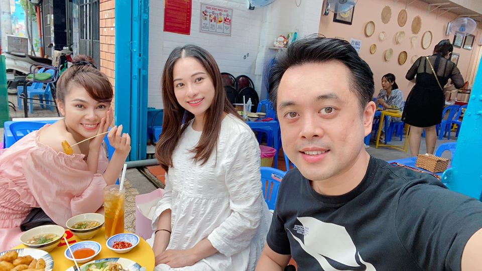 Dương Khắc Linh chia sẻ rằng ăn ốc rất tốt cho bà bầu ở những tháng cuối thai kỳ nên anh đã dẫn bà xã đi ăn.