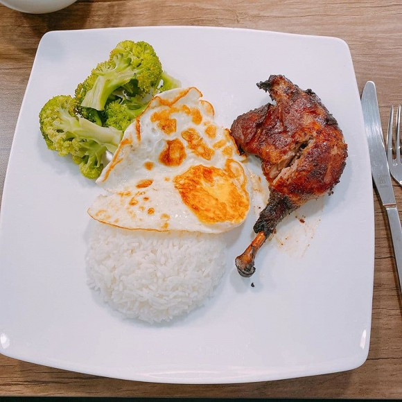 Bà xã Sara Lưu (Lưu Ngọc Duyên) của anh đang mang bầu song thai ở giai đoạn cuối thai kỳ. Thương bà xã bầu bí nặng nhọc, Dương Khắc Linh liền chăm sóc hết mình bằng những món ngon bổ dưỡng do anh tự tay vào bếp.