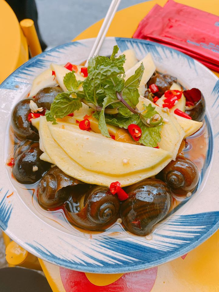 Thực tế, ốc rất tốt cho mẹ bầu, cung cấp nhiều canxi hỗ trợ xương mẹ và xương bé. Tuy nhiên, trong ốc chứa nhiều cholesterol nên bà bầu chỉ nên ăn vừa phải, không nên quá nhiều.