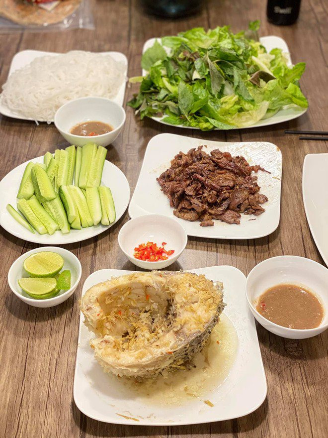 Nhạc sĩ Dương Khắc Linh luôn chú ý cân bằng dinh dưỡng cả rau và protein để tốt cho mẹ lẫn bé.