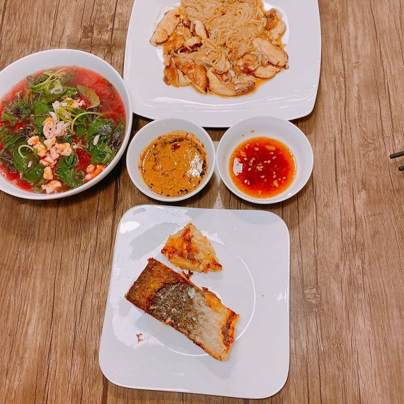 Nhìn những mâm cơm ngon Dương Khắc Linh nấu cho vợ, nhiều người không khỏi trầm trồ ngưỡng mộ.