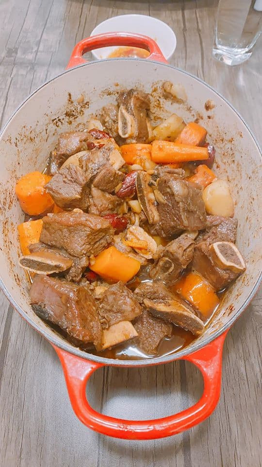 Anh chiều vợ bầu bằng những món ăn ngon để chung cấp nhiều dinh dưỡng cho bà xã mang bầu song sinh.