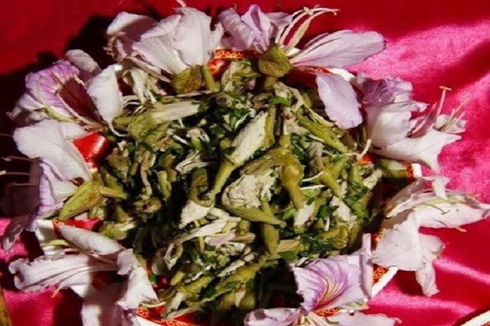 Hoa ban xào măng đắng có vị đắng của măng, nhưng lại có cái ngọt, bùi của hoa ban. Những phụ nữ Thái sau khi hái hoa ban về, nhặt lấy cánh và nhụy hoa đem rửa nhẹ nhàng rồi chần qua nước nóng, đem xào cho chín tới hay chế biến thành những món khác như trộn thịt băm, gia vị nhồi cá.