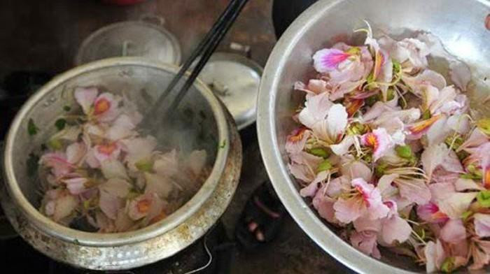 Hoa ban rừng cũng được chế biến thành nhiều món ngon cực hấp dẫn như xôi hoa ban (ban đồ): Người ta thường lựa hoa ban mới nở, hoặc lá bánh tẻ, rửa sạch, cho vào chõ xôi chín. Khi ăn chấm với các gia vị muối, ớt, tỏi và mắc khén. Cả lá và hoa đều có vị bùi, ngọt, thoảng hương thơm dịu, thanh mát.