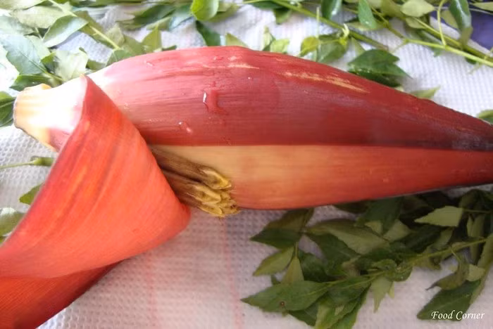 Loài hoa này có thể chế biến thành nhiều món ăn như: Luộc chấm muối ớt, xào…, nhưng có lẽ để lại dư vị cho người thưởng thức vẫn là món hoa chuối rừng trộn, hay món rau sống có hoa chuối rừng ăn với bún, mì.