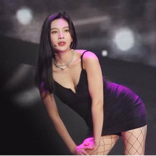 Tuy nhiên, những chiếc váy ngắn lại thường khiến Joy dễ dàng rơi vào tình huống lộ hàng khó xử. Khi mặc đồ gợi cảm, các nữ idol cũng không thể cảm thấy thoải mái thực hiện vũ đạo mạnh, dứt khoát.