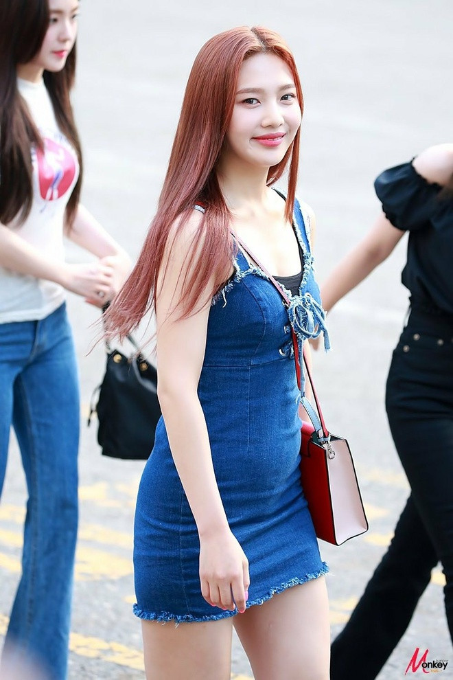 Tuy vậy, Joy cũng khá thích diện những thiết kế ôm sát vào body ngoài đời thường. Ảnh: Intermet. Video "Minh Hằng chia sẻ về phong cách thời trang". Nguồn: VTC.