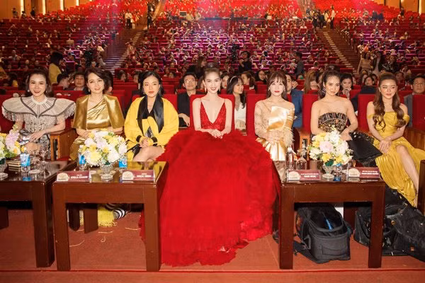 To chuc thi Hoa hau chui, Ngoc Trinh co the bi xu phat len den 50 trieu dong?-Hinh-2