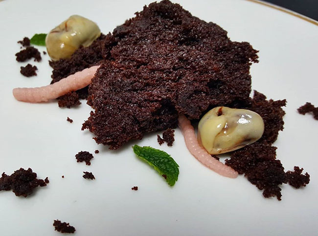 Miếng bánh vị socola nhìn giống như đống đất với con giun kinh dị.