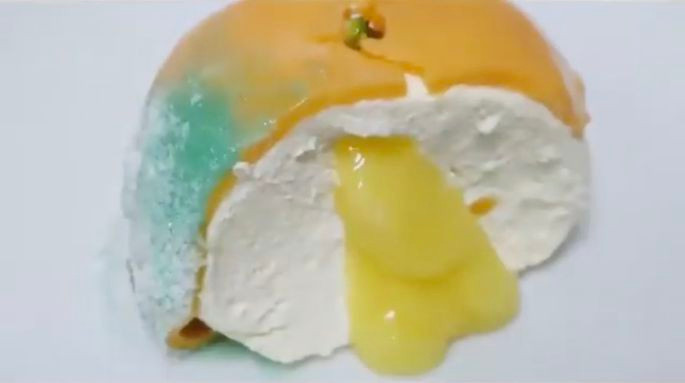 Rất nhiều món bánh ngọt độc đáo của Ben trông như không thể ăn được, thậm chí nó chẳng khác gì đồ ăn bị mốc xanh mốc đỏ, loang lổ chỉ muốn vứt đi.