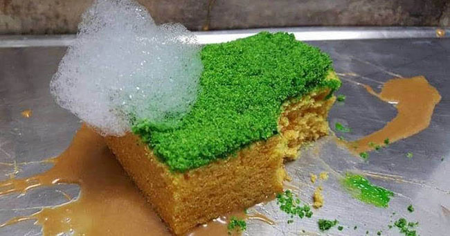 Ben Churchill sáng tạo nên chiếc bánh hình miếng bọt biển rửa chén trông khá ghê nhưng lại có hương vị tuyệt vời.