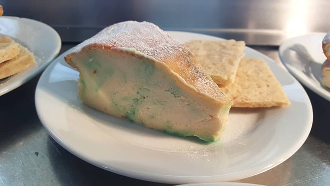 Ben Churchill tạo hình chiếc bánh phô mai Stilton bị mốc y như thật.