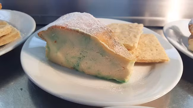 Ben Churchill tạo hình chiếc bánh phô mai Stilton bị mốc y như thật.