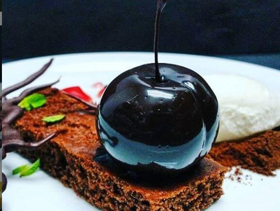 Nhìn màu sắc quả cherry đen, nhiều người sẽ tưởng nó đã bị hỏng và bỏ đi. Tuy nhiên đó chỉ là món bánh đánh lừa thị giác của đầu bếp tài ba. Ảnh: Internet. Video "Chế biến món ngon từ nấm đông cô". Nguồn: VTC.