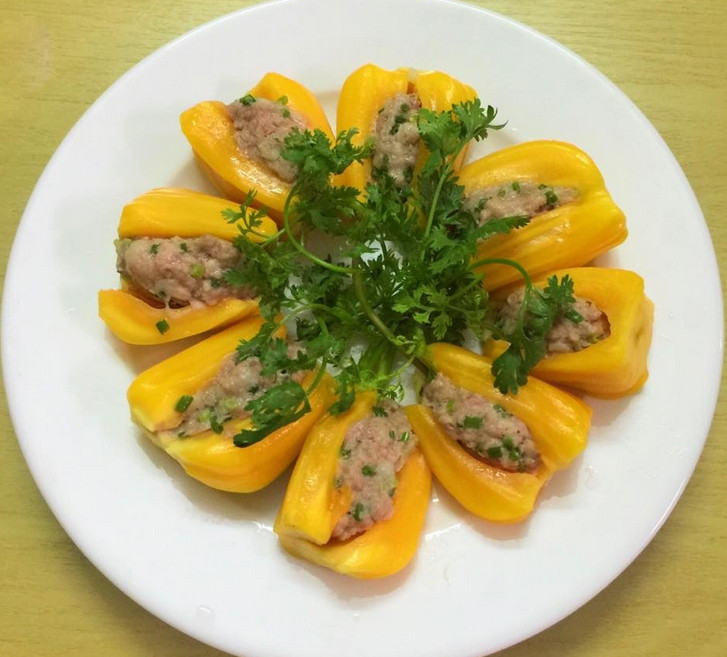 Xếp mít vào đĩa lớn rồi hấp trong khoảng 10 - 15 phút tuỳ theo múi mít to hay bé. Chú ý không hấp quá nhiều mít trong 1 lần vì sẽ làm nồi không đủ nhiệt, mít nhồi thịt chín không đều và làm mít bị nát, không ngon. Có thể thưởng thức mít nhồi thịt hấp còn nóng hoặc để nguội với cơm đều rất thú vị.