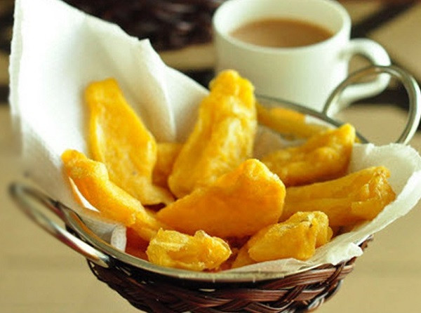 Mít rán là một món ăn có mùi thơm hết sức đặc biệt thích hợp để cả nhà cùng nhau tráng miệng sau bữa cơm. Trộn bột, muối, đường, bột nghệ và bột ớt với khoảng 120ml nước để làm hỗn hợp bột áo bên ngoài mít. Cắt dọc các múi mít thành 8 miếng bằng nhau. Sau đó nhúng các lát mít vào bát bột áo. Bột giúp cho món bánh mít trở nên thơm giòn hơn rất nhiều.