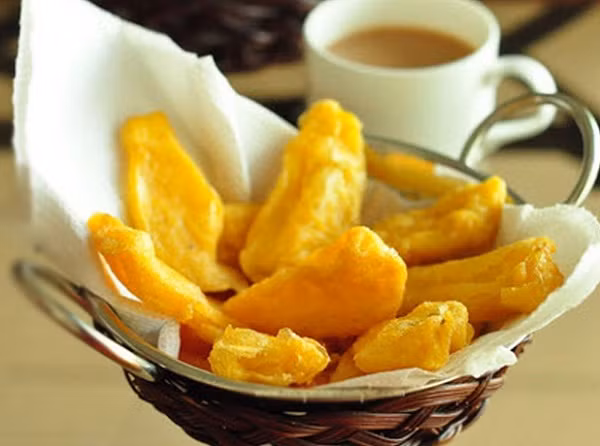 Mít rán là một món ăn có mùi thơm hết sức đặc biệt thích hợp để cả nhà cùng nhau tráng miệng sau bữa cơm. Trộn bột, muối, đường, bột nghệ và bột ớt với khoảng 120ml nước để làm hỗn hợp bột áo bên ngoài mít. Cắt dọc các múi mít thành 8 miếng bằng nhau. Sau đó nhúng các lát mít vào bát bột áo. Bột giúp cho món bánh mít trở nên thơm giòn hơn rất nhiều.