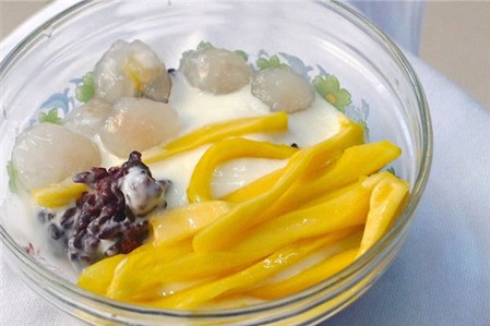 Sữa chua mít. Vị ngọt bùi đặc biệt của mít kết hợp cùng sữa chua thơm ngon tạo nên một món ăn vặt ngon, vô cùng hấp dẫn. Nguyên liệu để làm sữa chua mít gồm có sữa chua, sữa đặc có đường, mít chín, quả lê, bột năng, màu thực phẩm, thạch rau câu, nước cốt dừa. Lê gọt vỏ, thái hạt lựu và ngâm vào bát nước lạnh để lê không bị thâm.