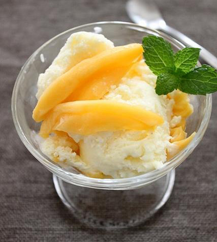 Cho mít và phần sữa tươi còn lại vào máy xay sinh tố xay thật nhuyễn rồi đổ hỗn hợp đó vào hộp. Cho kem tươi vào hộp sữa mít trộn đều. Khi đường trứng sữa nguội, lọc qua rồi cho vào hộp kem trộn thật đều. Đậy nắp lại cho vào ngăn đá tủ lạnh khoảng 2 tiếng. Lấy ra trộn đều kem rồi lại cho vào ngăn đá thêm lần nữa. Khoảng 5 tiếng là có thể thưởng thức được.