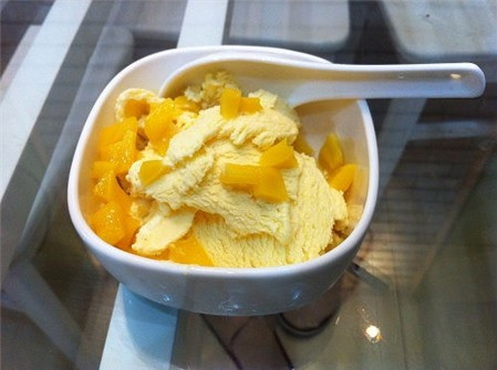 Kem mít. Những múi mít chín kết hợp với kem tươi sẽ mang tới cảm giác mát lạnh, dễ chịu vô cùng. Cho lòng trắng trứng gà trộn đều với sữa tươi, đường, muối. Sau đó cho hỗn hợp lên bếp khuấy với lửa vừa. Khi sữa vừa sôi, đường tan thì tắt bếp, bỏ ra để nguội.