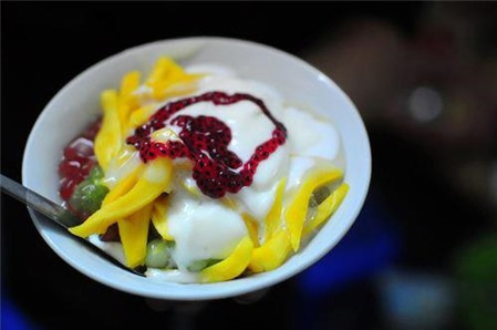 Vớt lê rồi trộn với bột năng sao cho bột năng bao kín các miếng lê. Bỏ lê vào nồi nước sôi luộc đến khi lớp bột bên ngoài trở nên trong và hạt lựu nổi lên thì vớt ra thả vào bát nước lạnh cho khỏi dính. Mít thái thành các sợi dài. Cho đá bào nhỏ ở phía dưới bát rồi cho hạt lựu, mít, sữa chua, sữa đặc vào. Thêm thạch, nước cốt dừa vào trộn đều và thưởng thức.