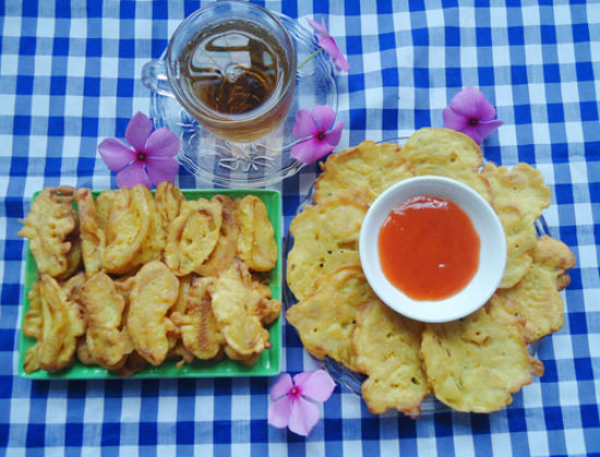 Đun dầu sôi rồi cho từng miếng mít vào trong chảo dầu và nên nhớ cho vừa đủ chứ không chiên một lúc quá nhiều. Khi chiên nếu thấy phần vỏ bột ở bên ngoài phồng lên và có vào vàng là thành công. Vớt bánh mít ra để trên khăn giấy cho thấm dầu rồi thưởng thức. Ảnh: Internet. Video "Chế biến món ngon từ nấm đông cô". Nguồn: VTC.