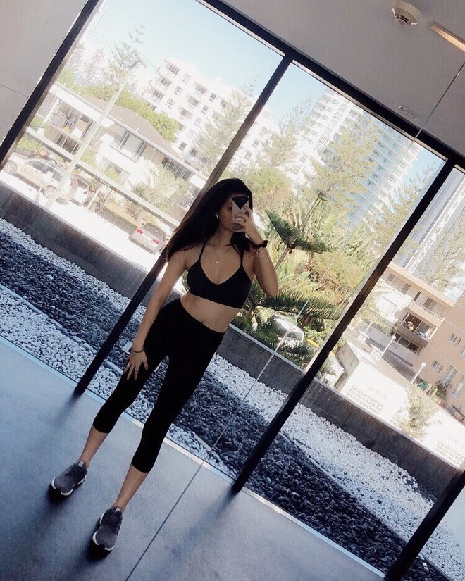 Nhờ vóc dáng thon thả, Trinity tự tin mặc các bộ đồ thể thao bó sát khoe đường cong.