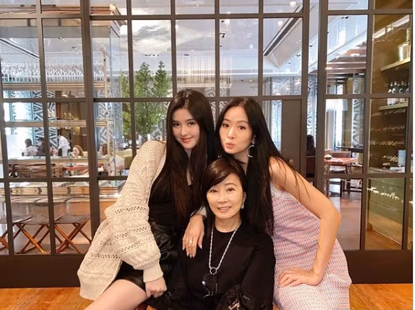 Cô thừa hưởng nhan sắc xinh đẹp từ mẹ và bà ngoại.