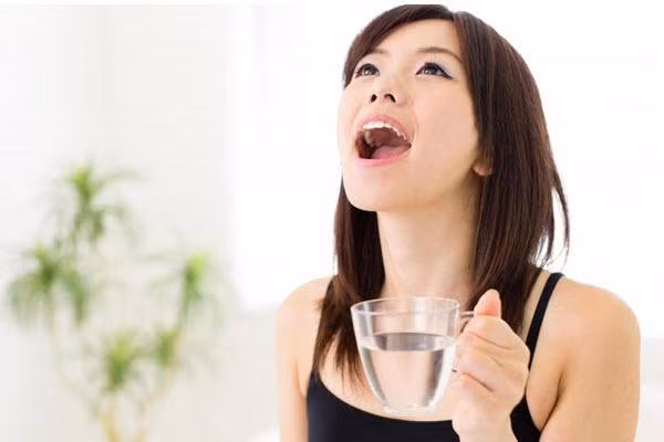 Chuyen gia chi cach suc hong bang nuoc muoi de phong benh hieu qua