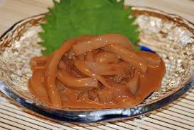 Sau khi cắt nhỏ những miếng mực ống, người chế biến sẽ ngâm phần thịt mực cùng với nội tạng của chính nó trong hỗn hợp muối và bột gạo. Shiokara được ngâm lên men khoảng một tháng. Món ăn đủ độ để thưởng thức sẽ có mùi nồng, vị mặn, kết cấu nhớt dính. Thời gian ủ càng lâu, món ăn càng hấp dẫn.