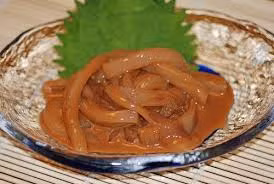 Sau khi cắt nhỏ những miếng mực ống, người chế biến sẽ ngâm phần thịt mực cùng với nội tạng của chính nó trong hỗn hợp muối và bột gạo. Shiokara được ngâm lên men khoảng một tháng. Món ăn đủ độ để thưởng thức sẽ có mùi nồng, vị mặn, kết cấu nhớt dính. Thời gian ủ càng lâu, món ăn càng hấp dẫn.