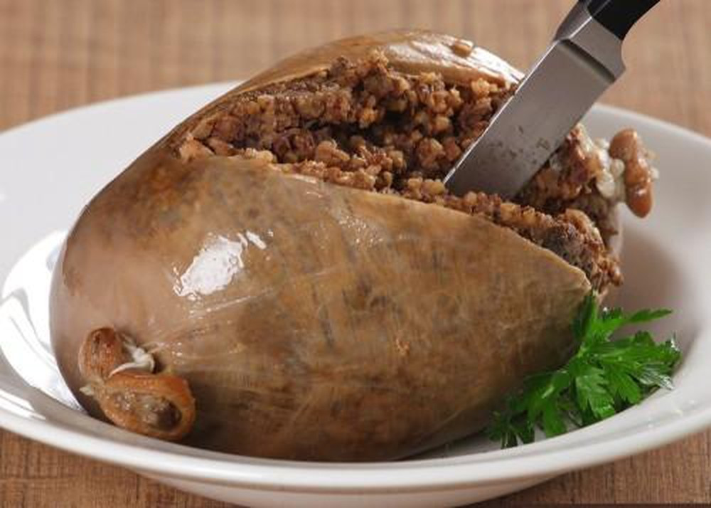 Haggis được làm từ nội tạng cừu băm nhỏ như tim, gan, phổi, trộn cùng hành tây, bột yến mạch, mỡ ở thận cừu, cùng một số loại gia vị. Hỗn hợp sẽ được nhồi vào dạ dày cừu và buộc chặt, sau đó được luộc trong nước chín khoảng 3 tiếng.