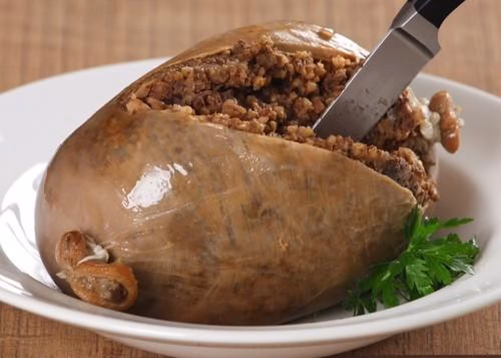 Haggis được làm từ nội tạng cừu băm nhỏ như tim, gan, phổi, trộn cùng hành tây, bột yến mạch, mỡ ở thận cừu, cùng một số loại gia vị. Hỗn hợp sẽ được nhồi vào dạ dày cừu và buộc chặt, sau đó được luộc trong nước chín khoảng 3 tiếng.