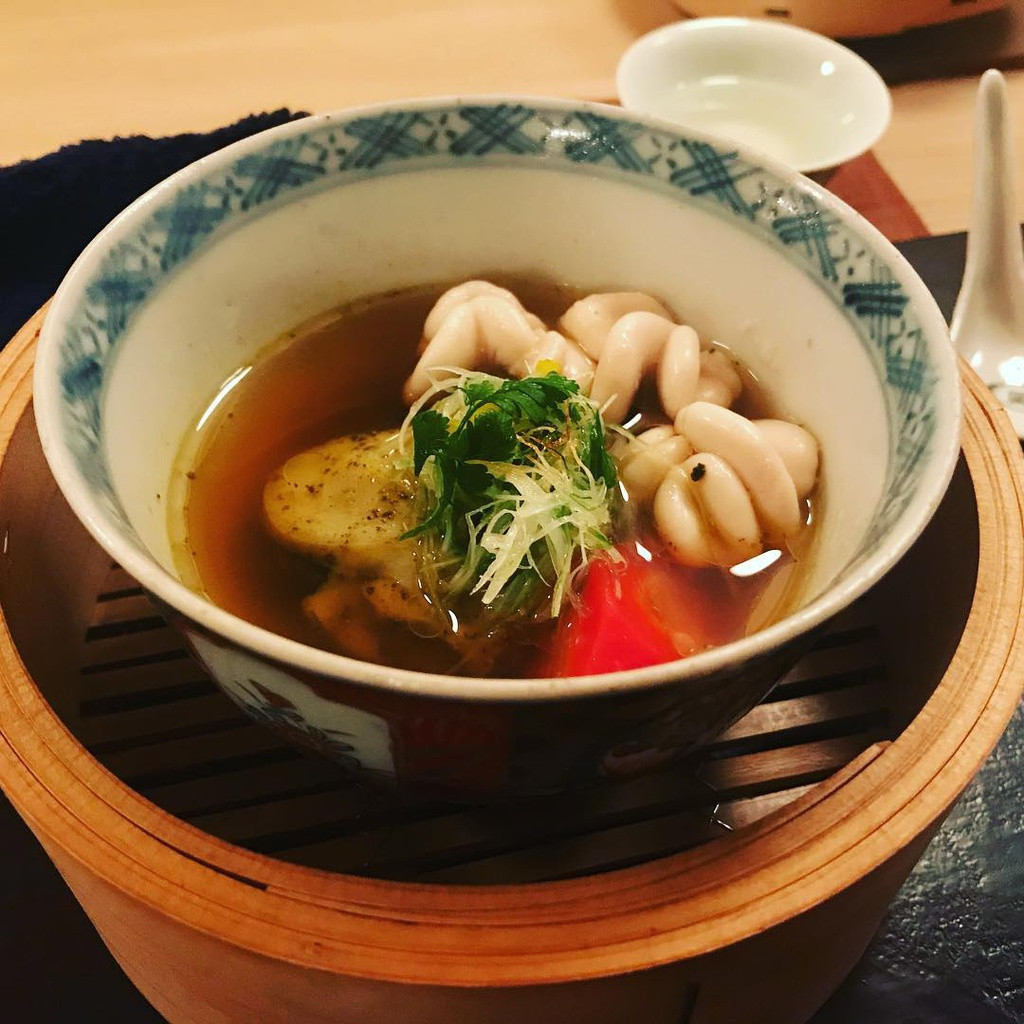 Tara shirako hay tinh hoàn cá tuyết là món ăn nổi tiếng Nhật Bản, được giới thượng lưu yêu thích. Món ăn được chế biến từ túi tinh dịch hoặc bộ phận sinh dục của cá tuyết đực.