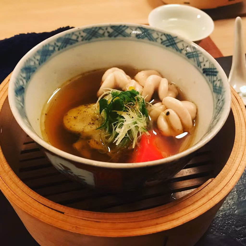 Tara shirako hay tinh hoàn cá tuyết là món ăn nổi tiếng Nhật Bản, được giới thượng lưu yêu thích. Món ăn được chế biến từ túi tinh dịch hoặc bộ phận sinh dục của cá tuyết đực.