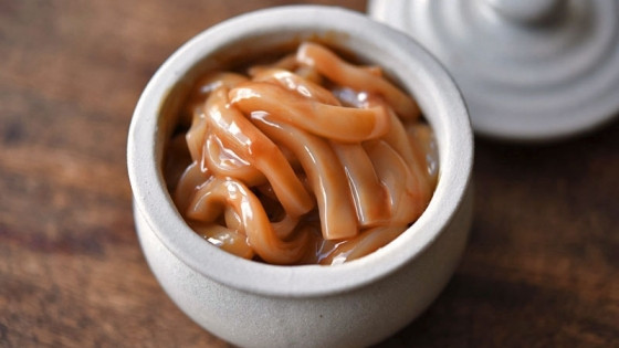 Nhật có thêm một món làm từ nội tạng khác là shiokara rất khó ngửi và khó nuốt. Người Nhật có cách chế biến món shiokara độc đáo. Món này được chế biến từ nhiều loài động vật biển khác nhau, gồm những miếng thịt nhỏ trong một miếng sền sệt màu nâu của nội tạng lên men được ướp muối.