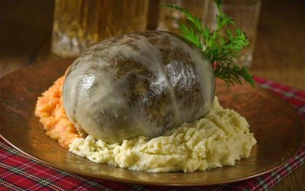 Haggis là món ăn truyền thống ở Scotland, được người dân nước này coi như quốc ẩm. Món này thường xuất hiện trên bàn ăn vào các ngày trọng đại của gia đình hoặc tiệc đãi khách quý.
