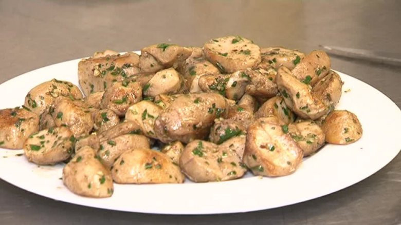 Tinh hoàn cừu được ngâm trong nước lạnh 3 giờ, sau đó thái lát và nướng với chanh, rau mùi tây cùng rượu vang trắng địa phương. Món ăn ngọt và dịu, khi được chế biến theo cách frivolites beneventines có giá đắt đỏ.