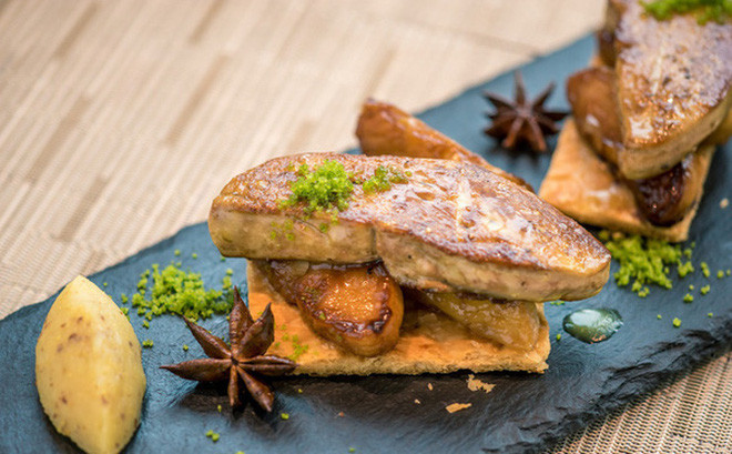 Gan ngỗng béo được xem là món ăn xa xỉ từ nội tạng nổi tiếng trong ẩm thực Pháp. Món ăn đắt đỏ được chế biến từ những lá gan của ngỗng đực béo. Gan ngỗng béo có kết cấu mềm, mịn, lớp mỡ thơm béo, khác hẳn các loại gan thông thường.