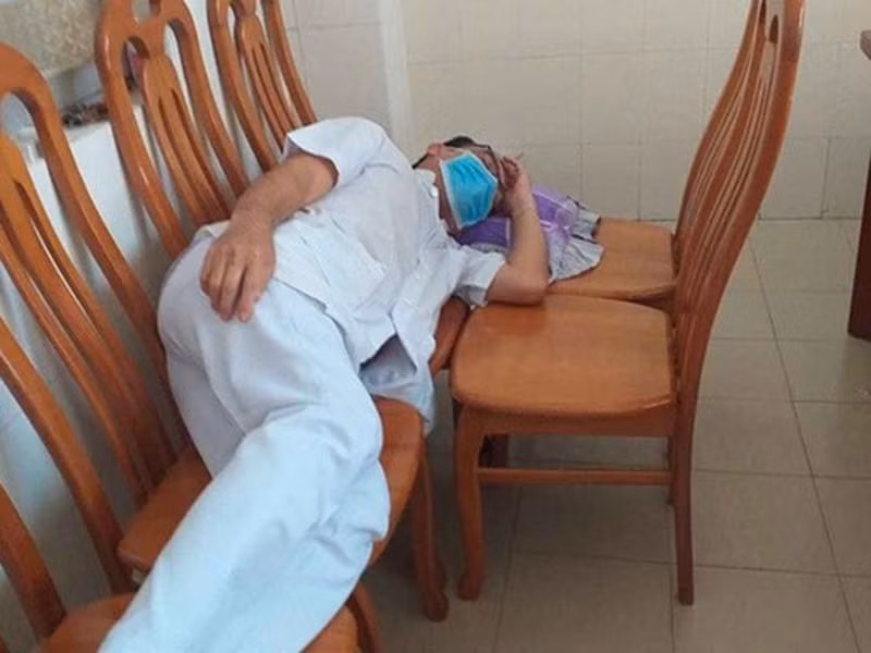 Tinh hinh suc khoe bac si dau tien nhiem Covid-19 tai Viet Nam hien ra sao?