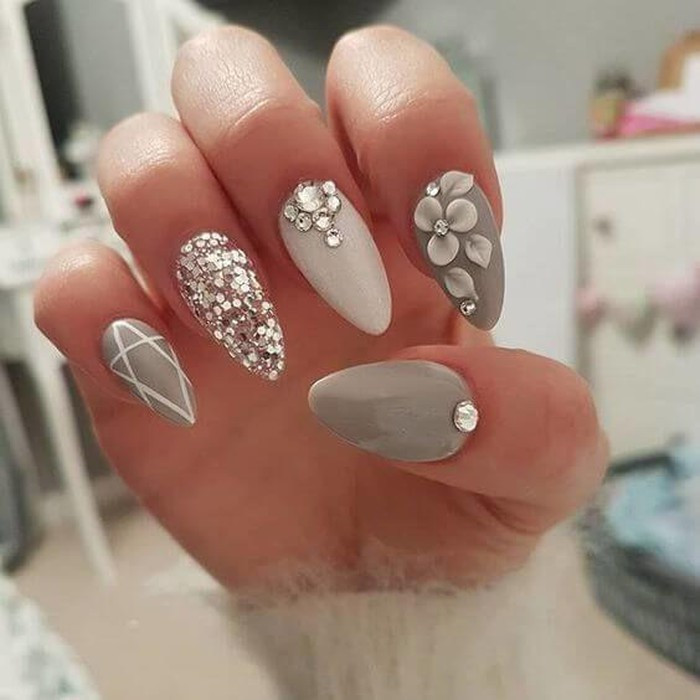 Việc lựa chọn nail đính đá đẹp sẽ mang đến cho các cô gái một vẻ đẹp sang trọng đầy cuốn hút và nổi bật.