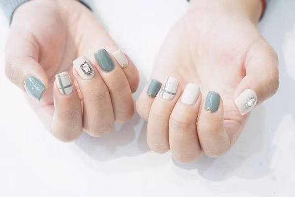 Xu hướng nail thịnh hành hiện này thường kết hợp các màu sắc khác nhau để tạo ấn tượng.