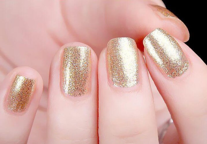 Móng tay ánh kim lấp lánh và long lanh kiêu kì này chính là nhựng mẫu nail đáp ứng theo xu hướng hiện đại nên rất được ưa chuộng hiện nay.